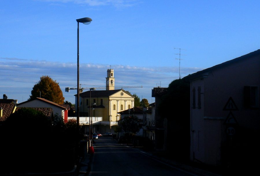 Vue du centre de Villa di Villa avec l'église paroissiale
