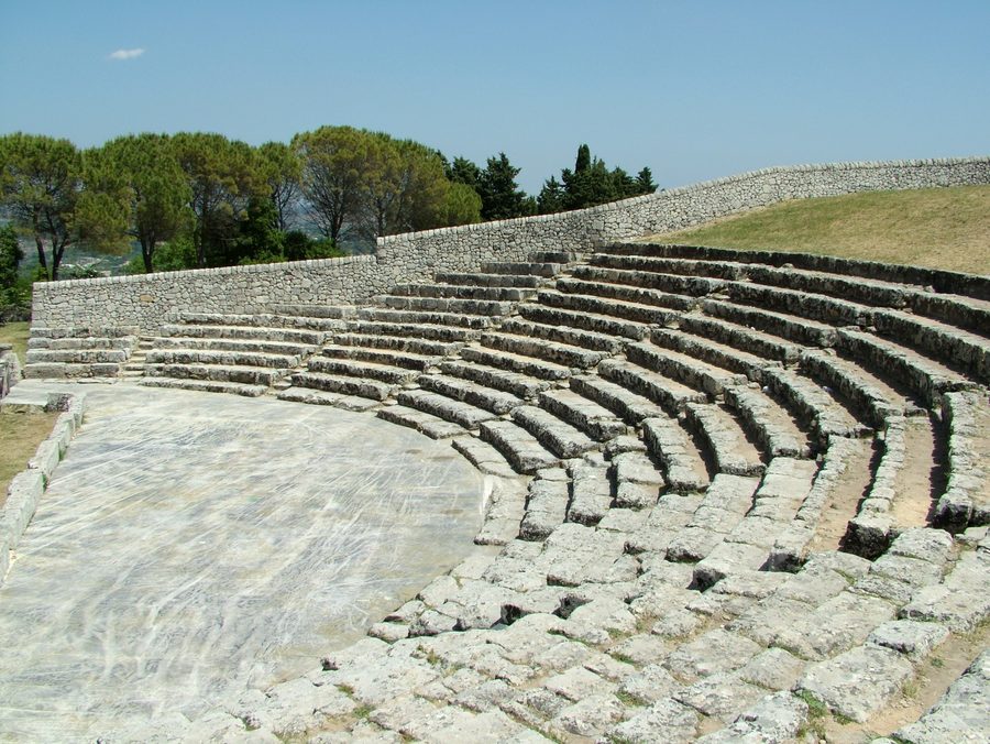 Théâtre grec antique à Akrai à Palazzolo Acreide