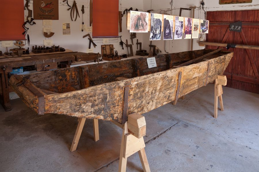 Bateau historique dans la charpenterie au puits de lumière 4 du Rothschönberger Stolln à Reinsberg
