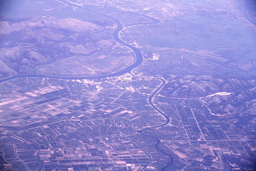 Vue aérienne du delta de la Neretva avec le fleuve et de vastes champs agricoles en Croatie