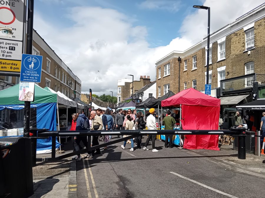 Broadway Market à Hackney avec des étals de marché et un environnement urbain