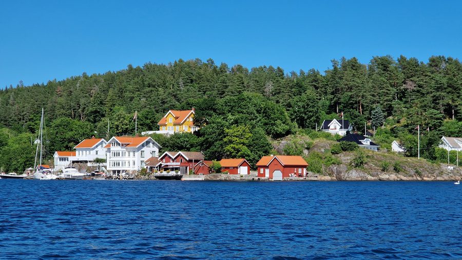 Vue depuis Tverrdalsøya vers Staubø à Arendal