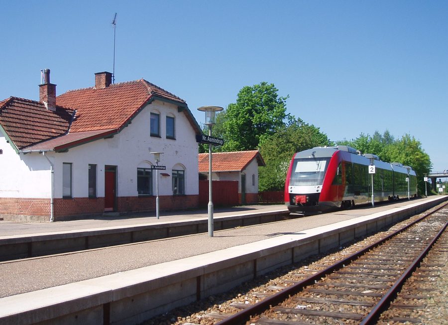 Gare de Nørre Asmindrup au Danemark, montrée sur une photographie de 1898
