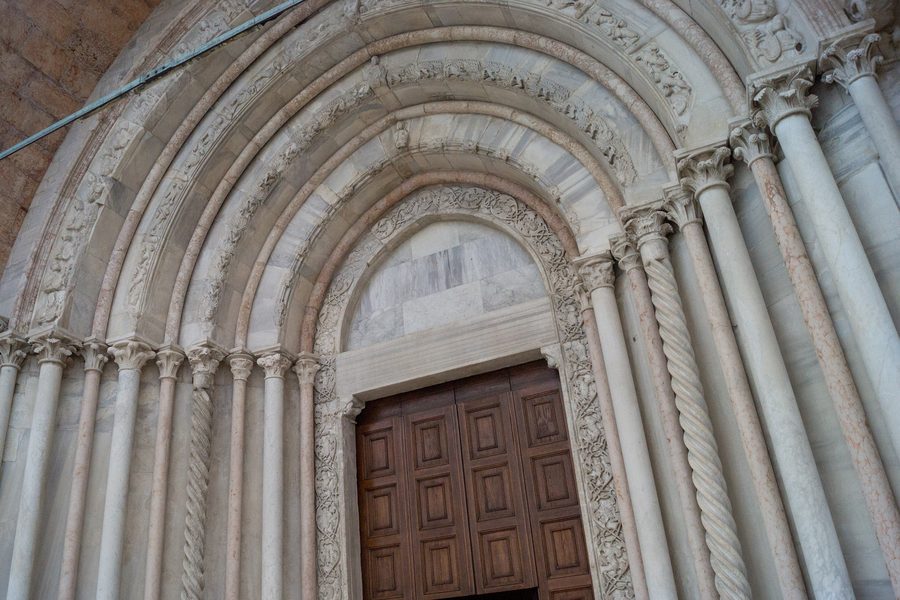 Portail ouest de la cathédrale San Ciriaco à Ancône, Italie