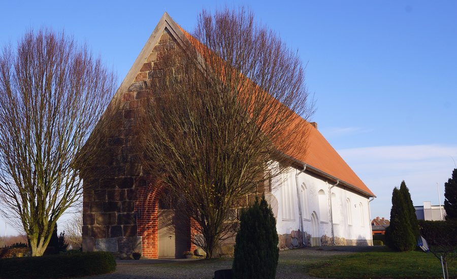 Église en moellons à Böklund avec façade en pierre naturelle et portail en maçonnerie
