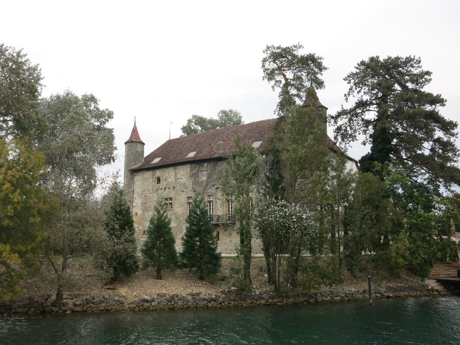Canal de la Thielle près du château de Thielle dans la région entre le lac de Neuchâtel et le lac de Bienne