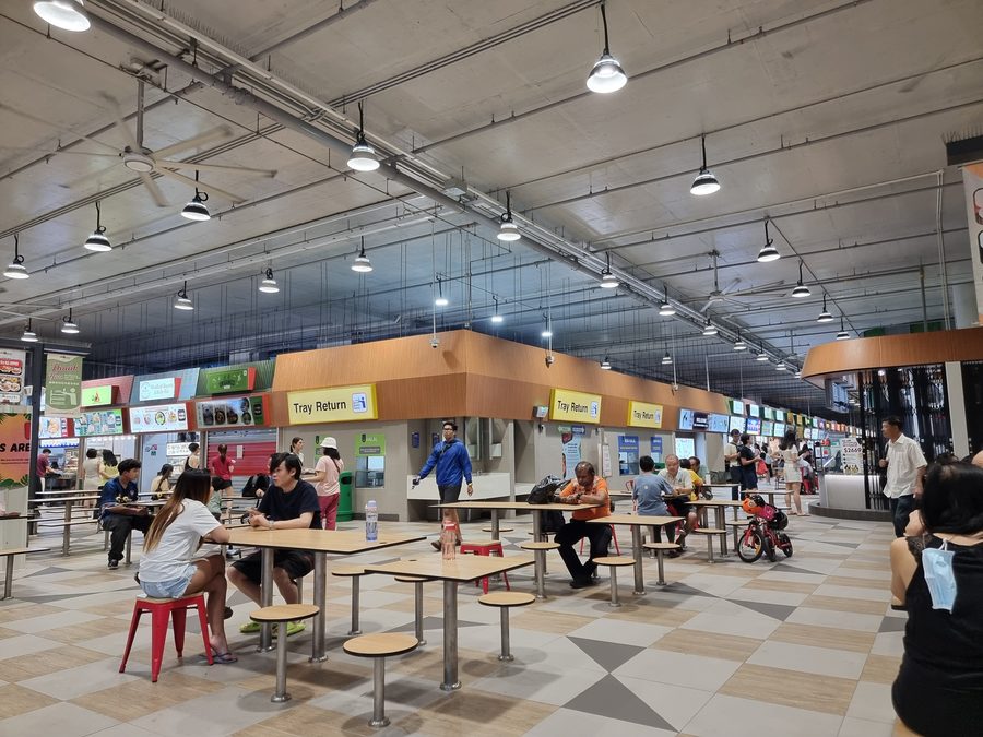Intérieur du Woodleigh Village Hawker Centre avec différents stands de restauration