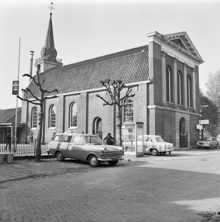 Außenansicht der niederländisch-reformierten Kirche in Baambrugge