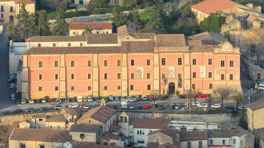 Le palais Arnnone, siège de la Galerie nationale, vu depuis le château de Cosenza, Calabre