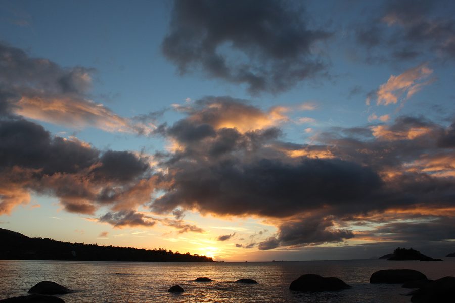 Praia Julião à Ilhabela, São Paulo, au coucher du soleil, avec la côte et la végétation de l’île