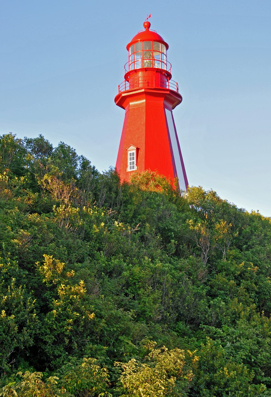 Phare en bois rouge de La Martre sur la côte gaspésienne