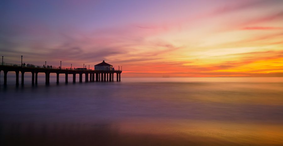 Jetée de Manhattan Beach s’étendant dans l’océan Pacifique en Californie