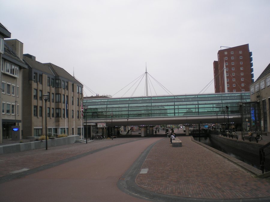 File:Gemeentehuis NS-station Houten nederland.JPG