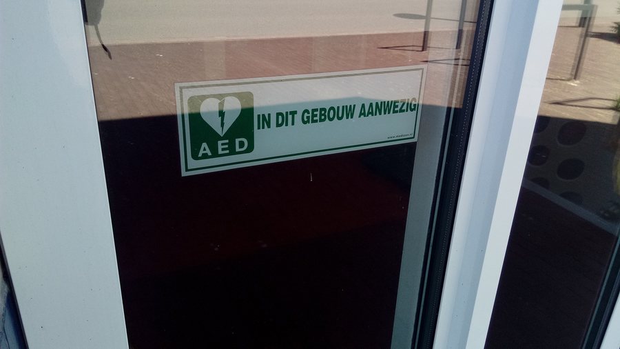 File:AED in dit gebouw aanwezig sign at the Medisch Centrum Groningen, Hoogezand (2019).jpg