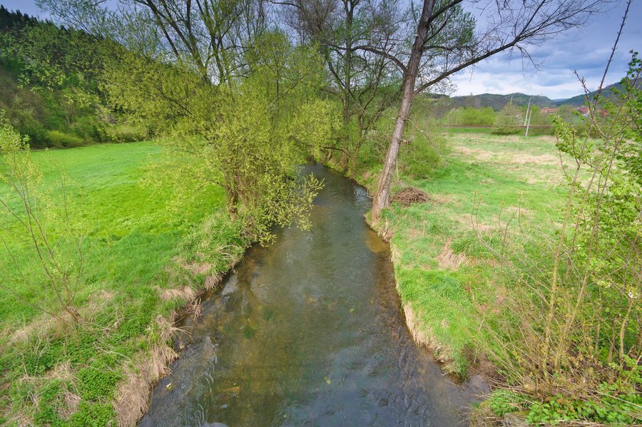 File:Svitava u železničního přejezdu, Lhota Rapotina, okres Blansko.jpg