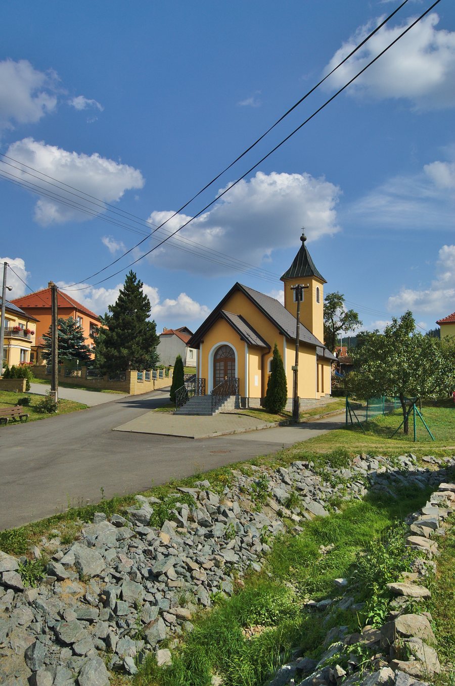 File:Vyschlé koryto potoka Valchovka a kaple svatého Petra a Pavla, Valchov, okres Blansko (02).jpg