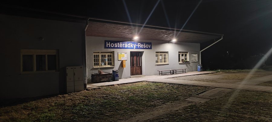 File:Stanice Hostěrádky-Rešov noc.jpg
