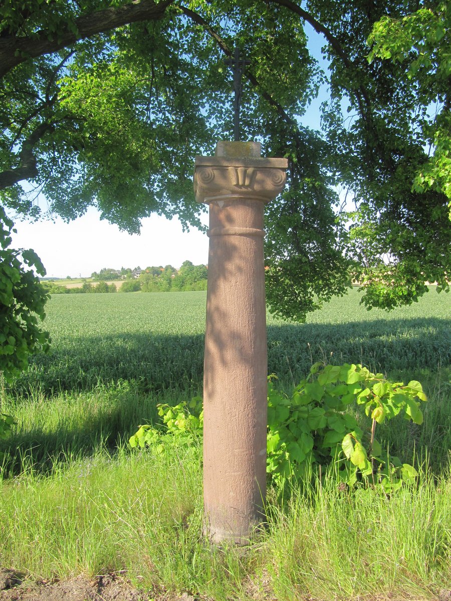 File:Chlum (Staňkovice), boží muka.jpg