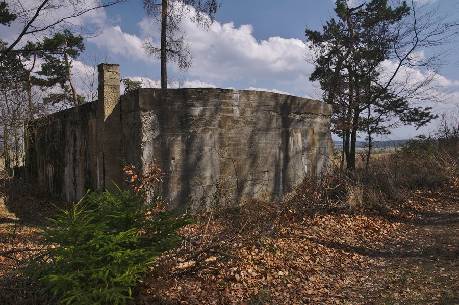 File:Bunkr jižně od obce, Podomí.jpg