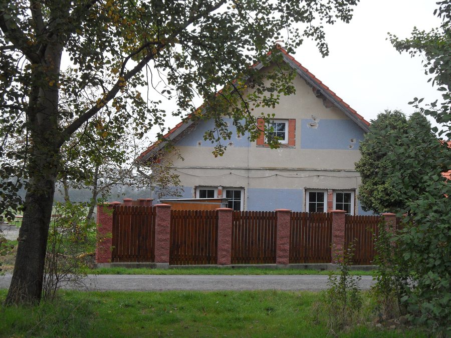 File:Bedrichov (Nepomerice) A. DumUKrizovatky.jpg
