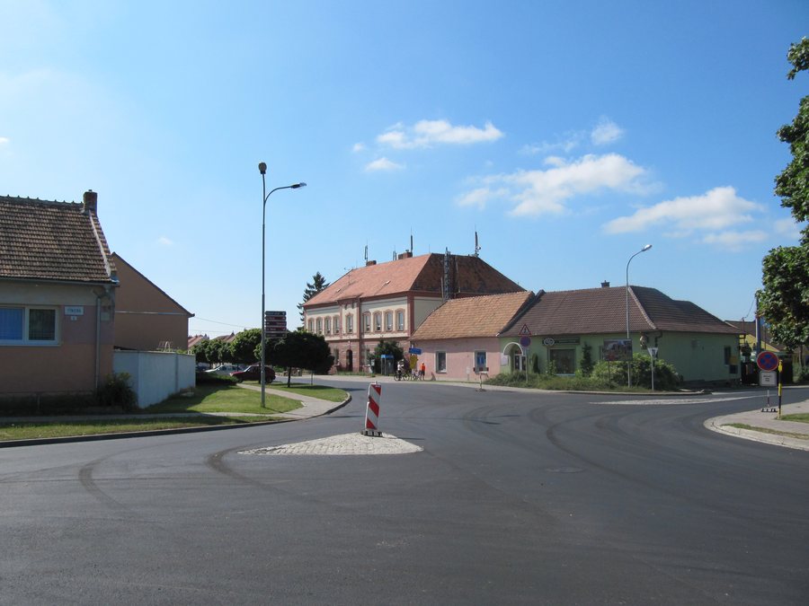 File:Tvrdonice, křižovatka.jpg