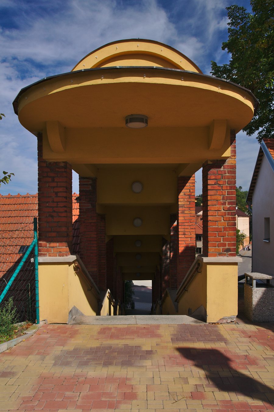 File:Kryté schodiště u kostela, Svitávka, okres Blansko.jpg