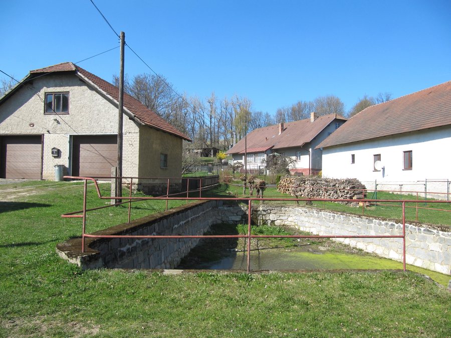 File:Janovičky (Bohuňov), nádrž.jpg