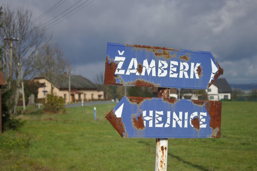 File:Dlouhoňovice, ukazatele.jpg
