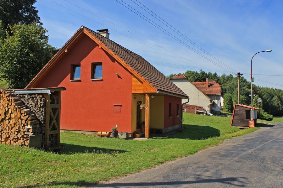 File:Vlčkov, bus stop.jpg