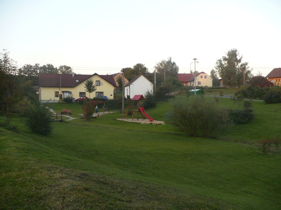 File:Anenská Studánka náves.JPG