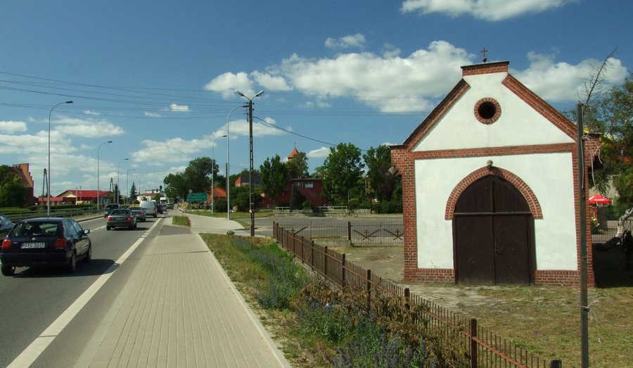 File:Pszczółki, kaplička.JPG