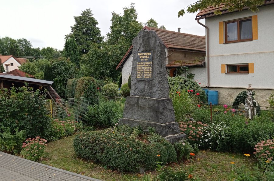 File:Vinary (UO), World War I memorial (02a).jpg