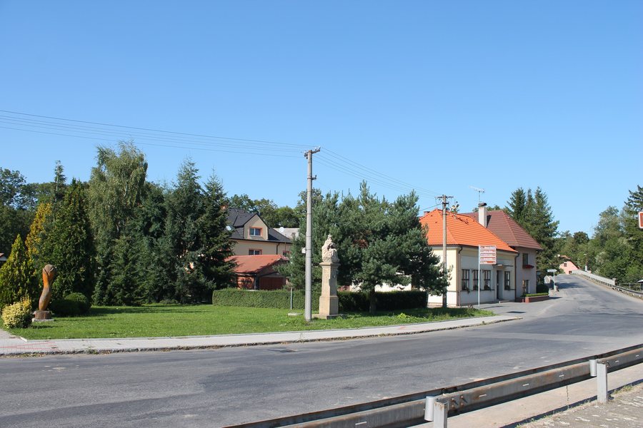 File:Cerekvice nad Loučnou, 2013.jpg