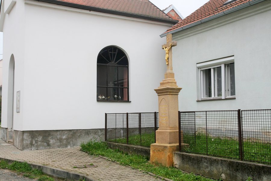 File:Brťov-Jeneč, Brťov u Černé Hory, kříž u kaple (3182).jpg
