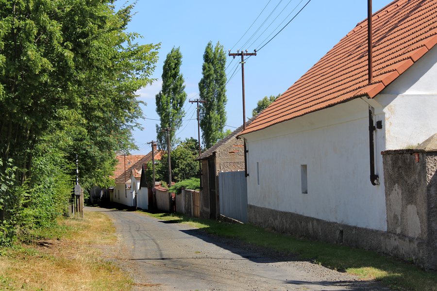 File:Kluky, Pucheř, side street.jpg