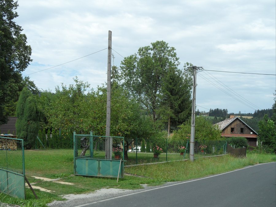 File:Skala (Vlastejovice) A. DomyPodelSilnice.jpg