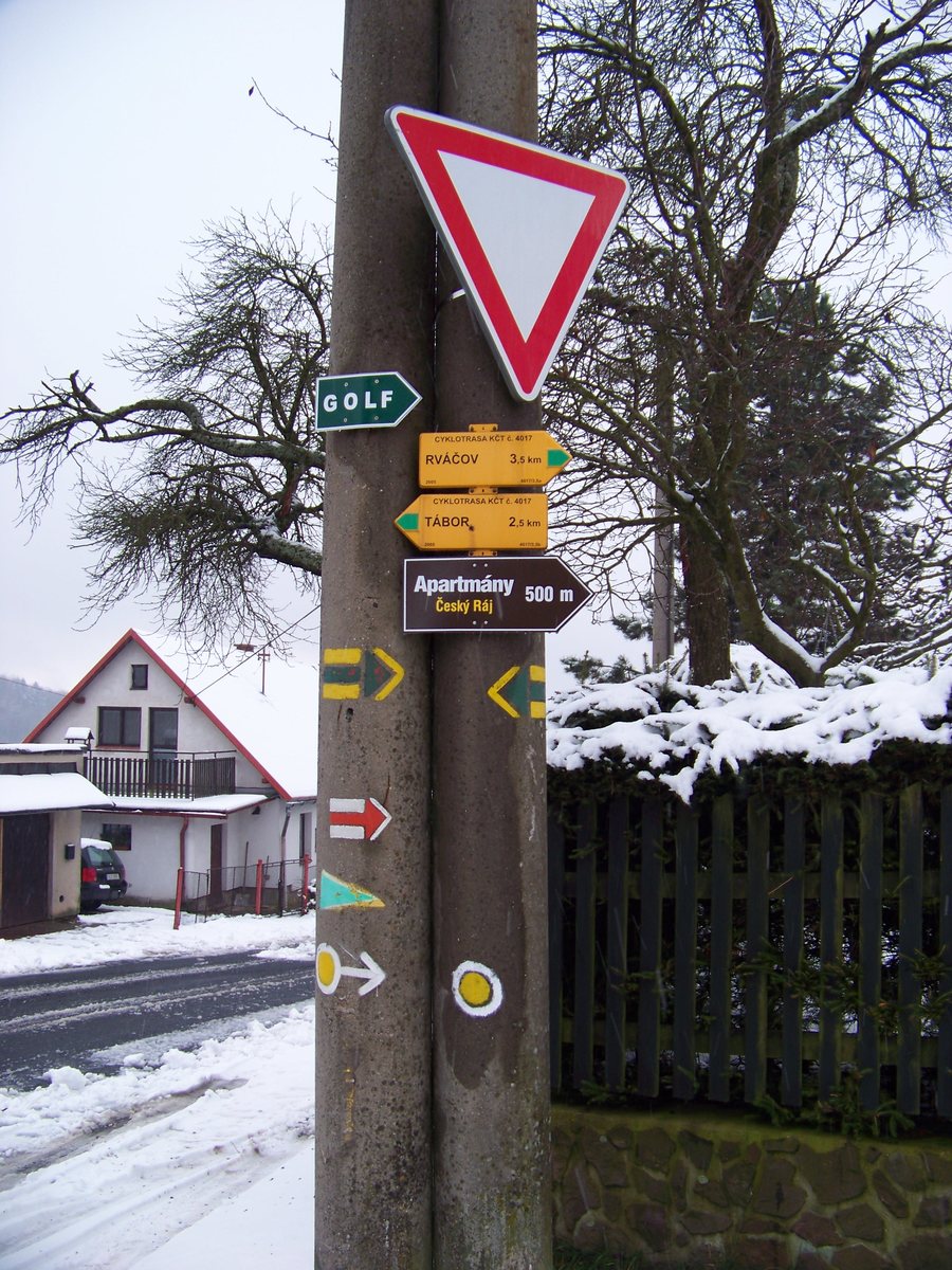 File:Košov, rozcestník u hospody.jpg