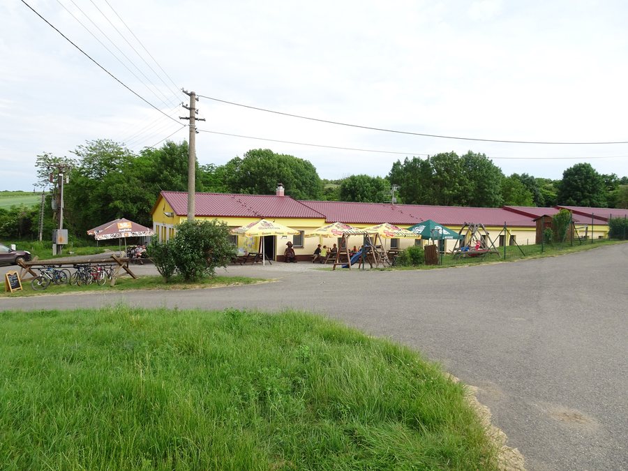 File:Hlohovec (BV), Farma Nesyt.jpg