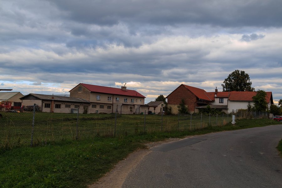 File:Řepníky farma.jpg
