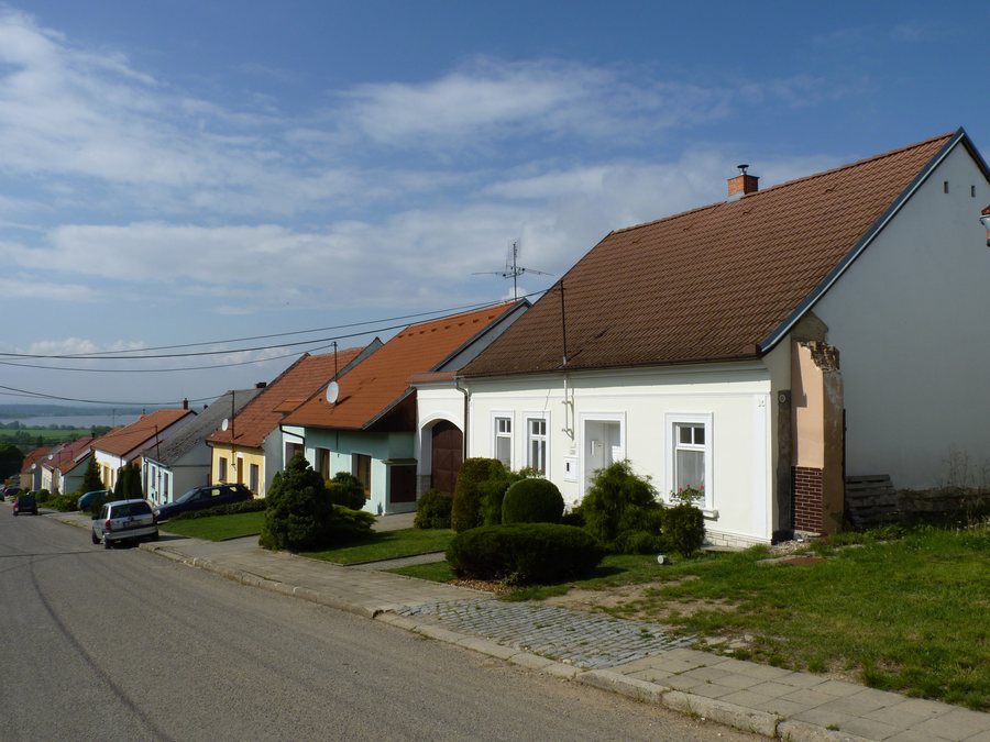 File:Horní Věstonice, Pálava (2).JPG
