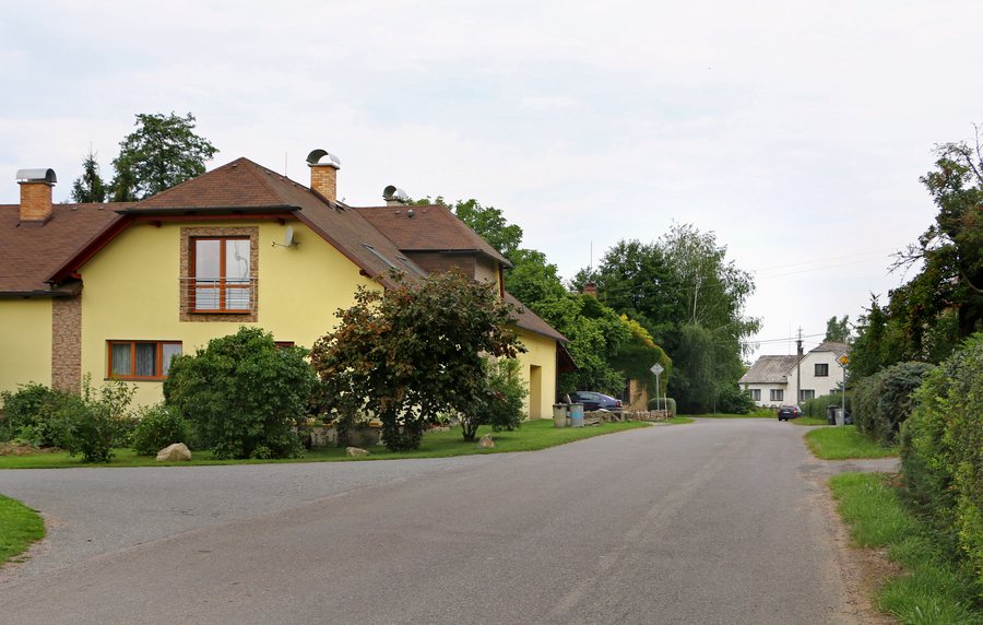 File:Horní Třešňovec, main street, intersection.jpg