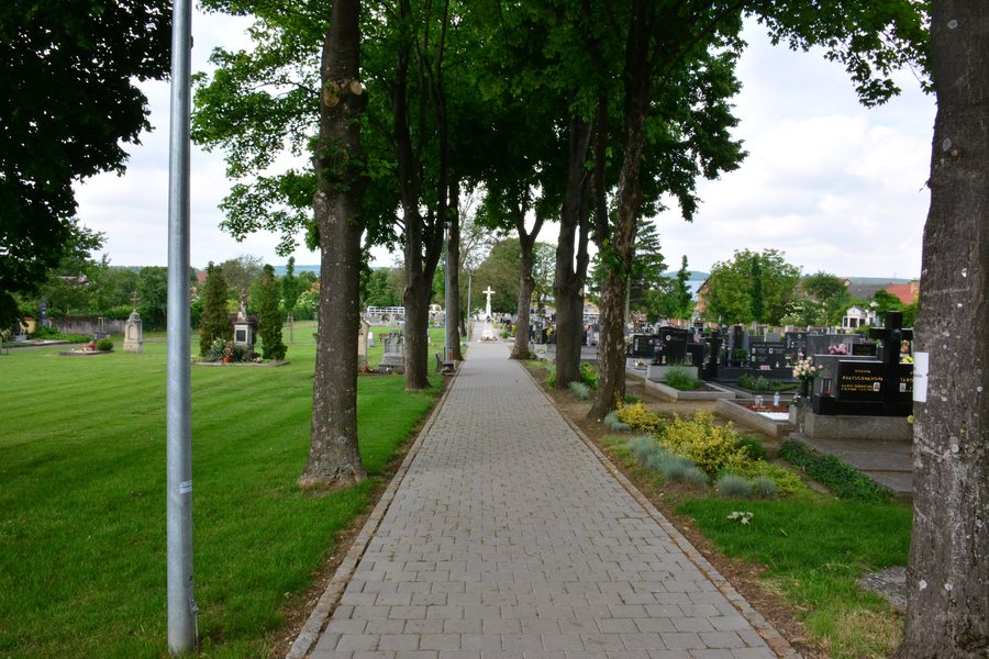 File:2016-05-31 GuentherZ (01) Untertannowitz-Dolní Dunajovice Friedhof.jpg