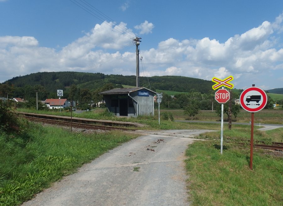 File:Mezihoří (Městečko Trnávka), železniční zastávka.jpg