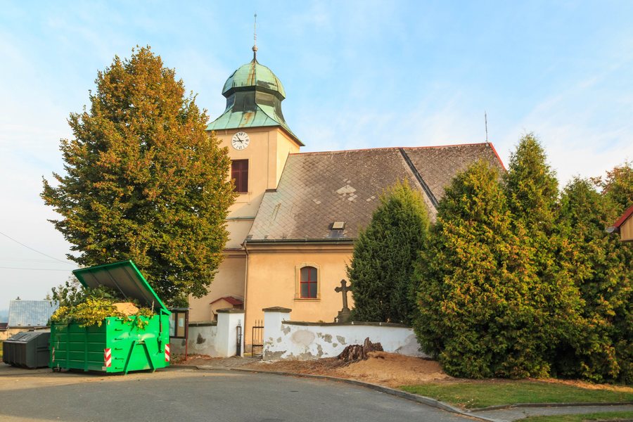 File:Kostel svatého Jiří v obci Svatý Jiří 01.jpg