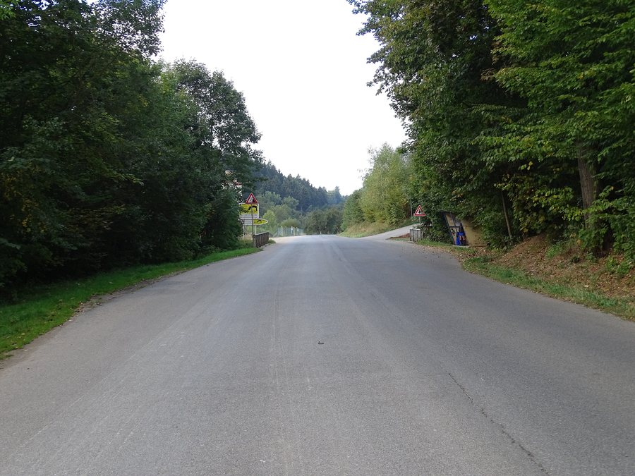 File:Benešov u Semil, silnice 292, zastávka Bystrá nad Jizerou.jpg