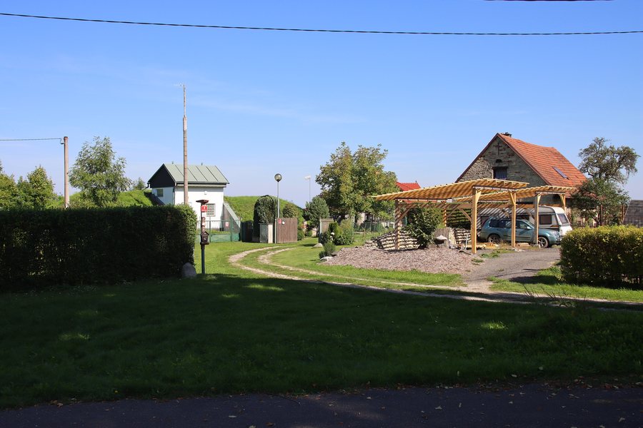 File:Chotovice, chalupy u kostela, 2023 (01).jpg