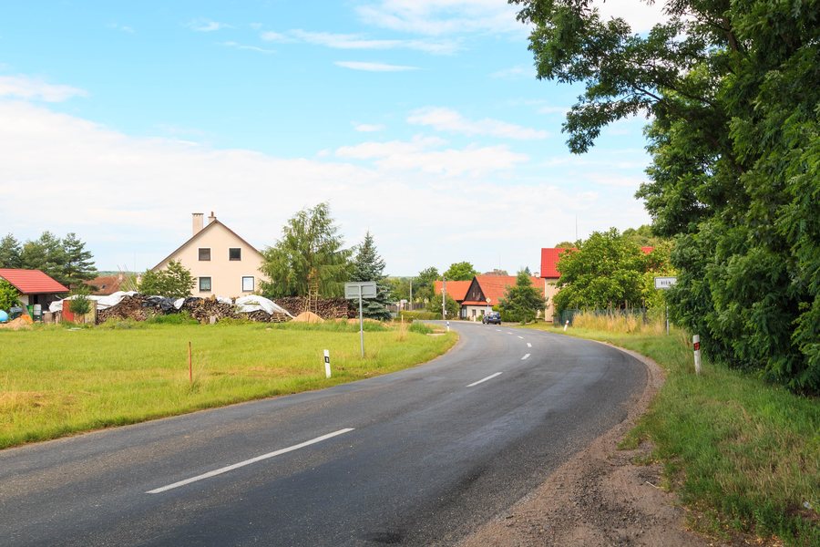 File:Bošín - příjezd od Plchovic.jpg
