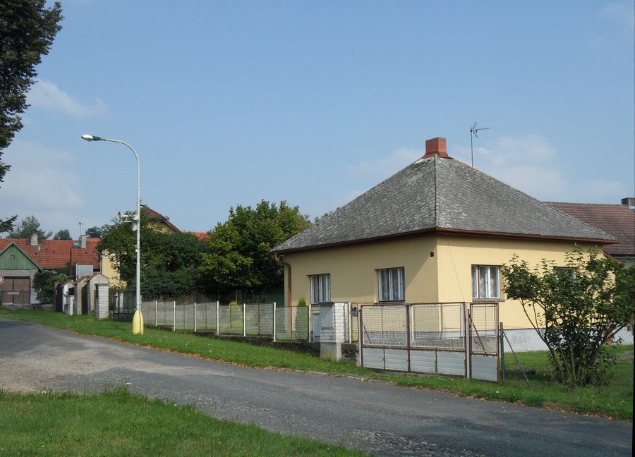 File:Chaberice I. DomyUSilnice.jpg