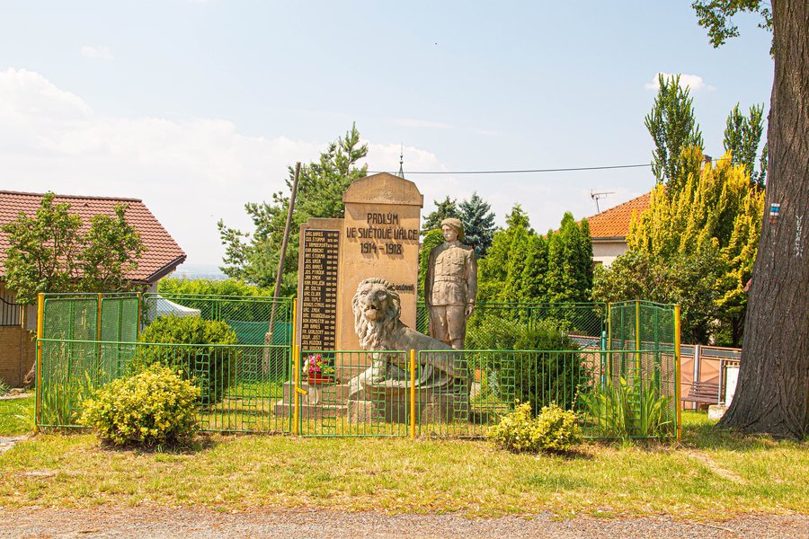 File:Pomník padlým v obci Semtěš, okres Kutná Hora.jpg