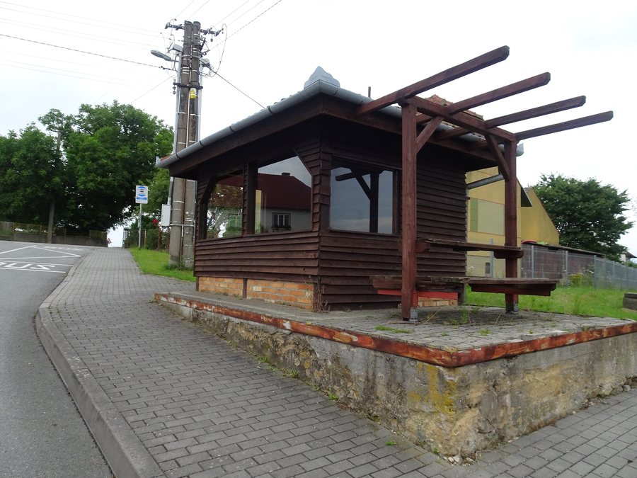 File:Sulíkov, autobusová zastávka.jpg